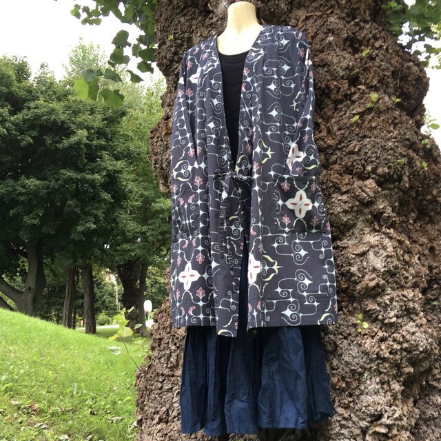 【ミヤスヒメ様専用】アイヌ民族衣装風 カシュクールワンピ カーディガン オリジナルテキスタイル柄 ブラックの画像1枚目