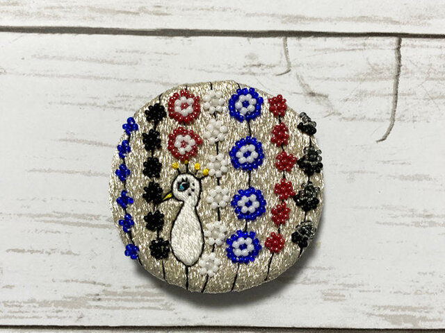 手刺繍オリジナルブローチ*銀色孔雀の画像1枚目