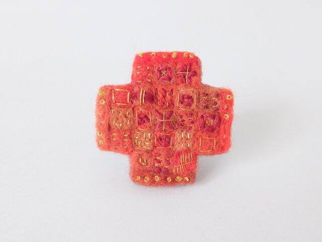 手紡ぎ糸の刺繍ブローチ「朱色の幾何学クロス」の画像1枚目