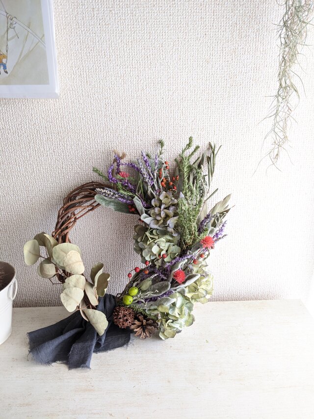 紫陽花と野バラの実とアメジストセージの存在感のある、木の実のついた