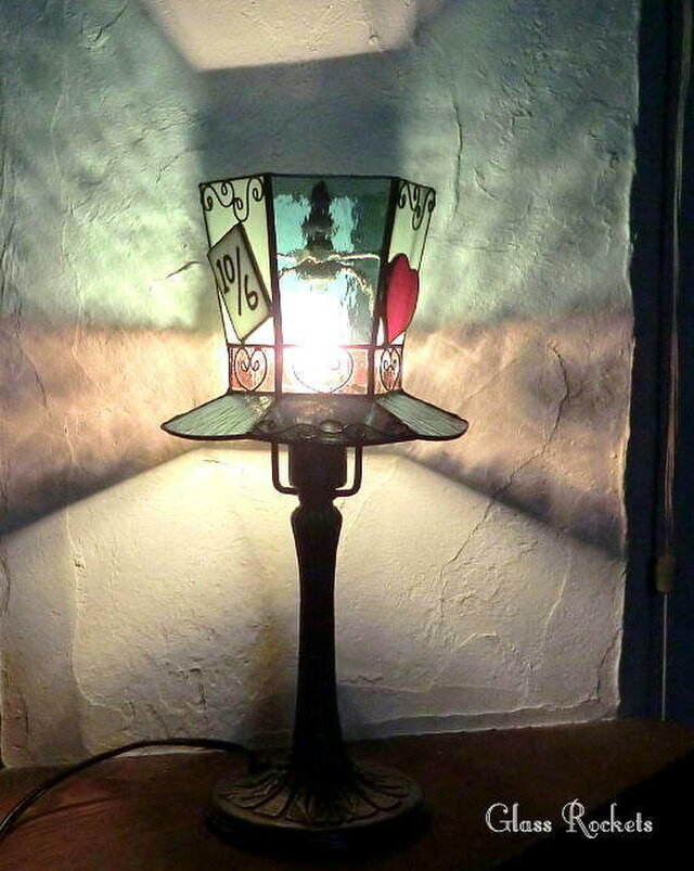 帽子のテーブルらんぷ ステンドグラス アリス マッドハッター 照明