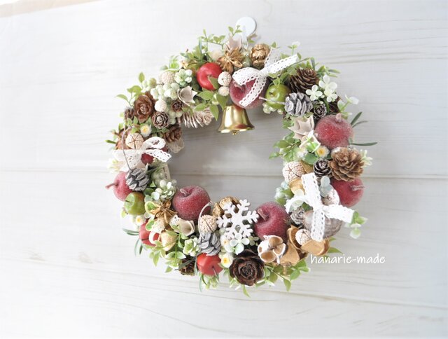 No145 ２種のバラと木の実とリンリンクリスマスリース❁*。2024 ヒバと木の実いろいろクリスマスリース | iichi 日々の暮らしを