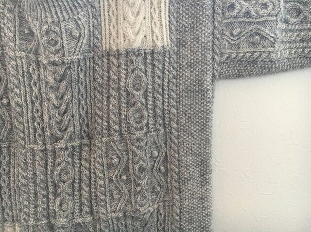 アラン模様をパッチワーク風に配置したセーター | iichi ハンドメイド・クラフト作品・手仕事品の通販
