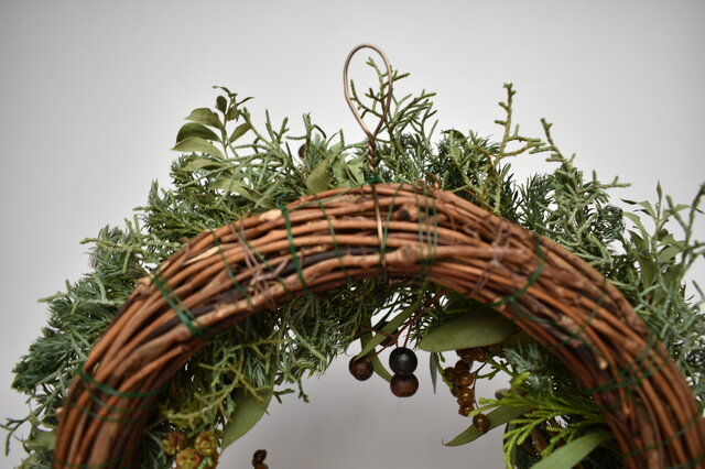 深い森の針葉樹香るたくさんの実物のリース 送料無料 深い森の針葉樹薫る落ち着いた雰囲気の蒼いクリスマスリース