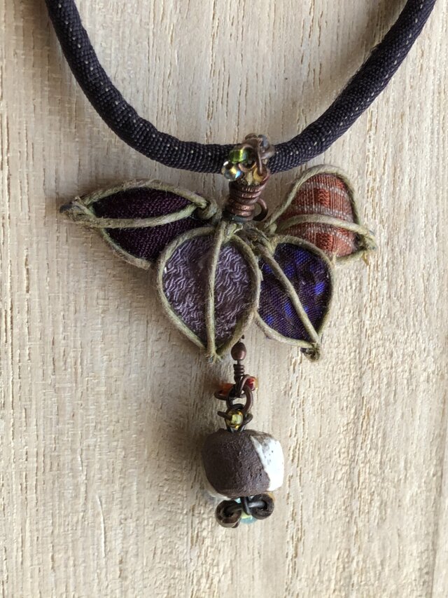 PE07　笹下がりプチペンダント　焼〆石