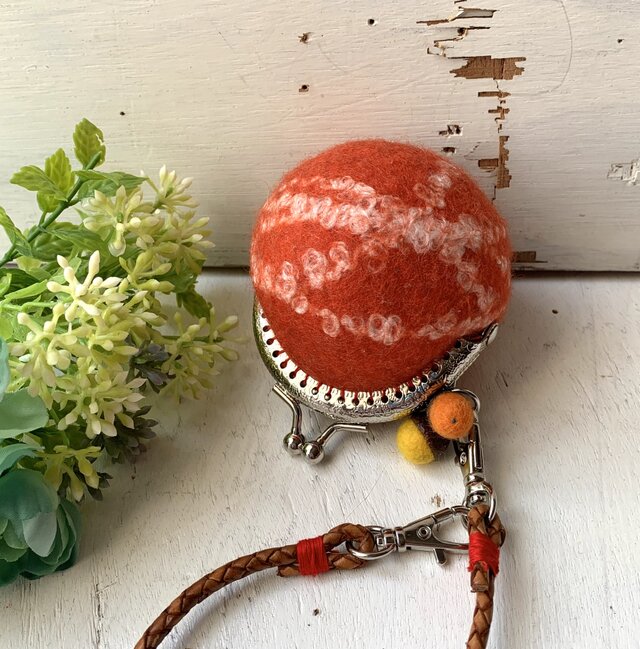 羊毛フェルトのまんまるがま口（レッド）