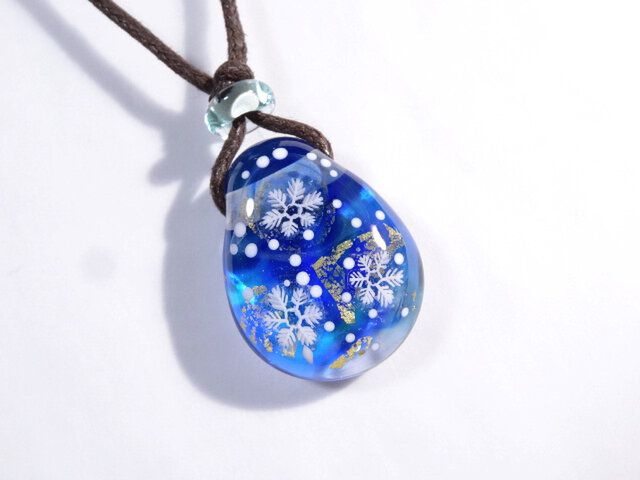 雪の結晶のとんぼ玉ガラスペンダント 金箔入りの画像1枚目