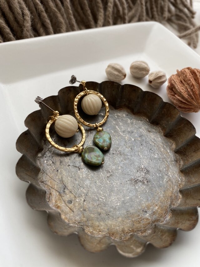 主役級♪アイボリー&オペック配色ピアス! (ステンレスポストピアス)Vintage taste earringsの画像1枚目