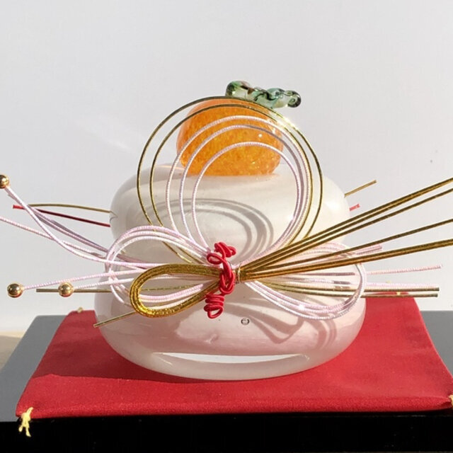 キラキラ橙つるりんガラスの鏡餅(大) [限定品]  〜かがみもち〜＊水引き、赤座布団、黒台付き
