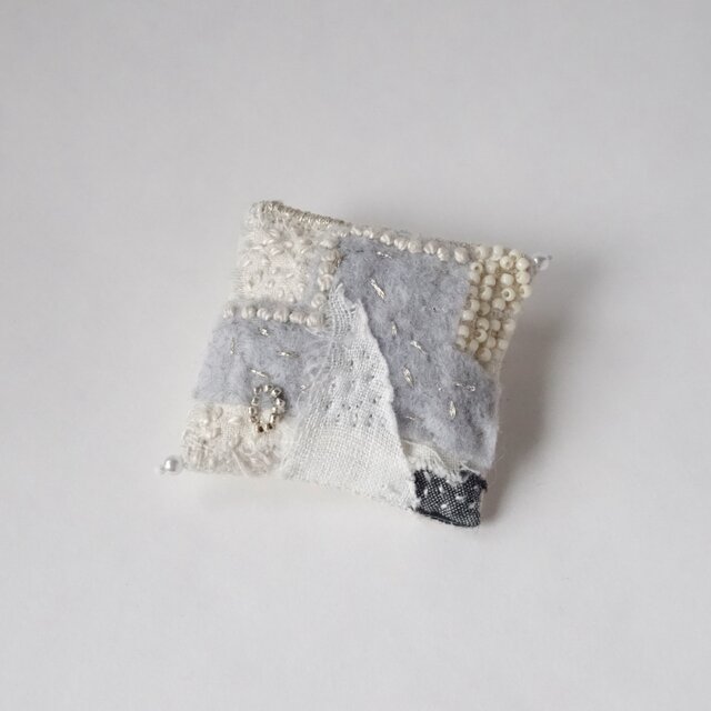 小さな絵のブローチl