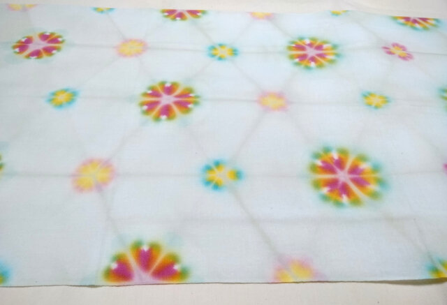 手染めてぬぐい「雪花虹色絞り」(No.3 ごくうすい水色系)(綿100%)の画像1枚目