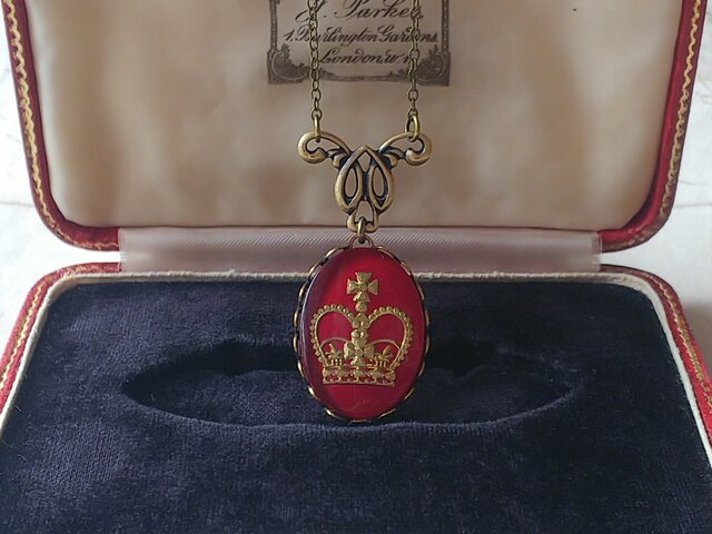 ヴィンテージ Burgundy-Crown(25×18㎜)真鍮古美クラシカルネックレスの画像1枚目