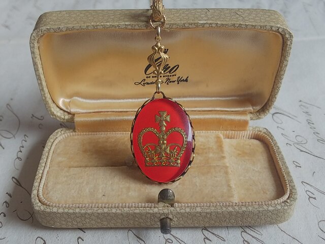 ヴィンテージ Orange・Red-Crown(25×18㎜)アンティークGoldクラシカルネックレスの画像1枚目