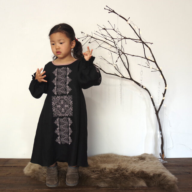 【ブラック】ソロチカ刺繍のリネンギャザーワンピースの画像1枚目