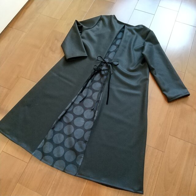 ブラックウール後ろドットのワンピース