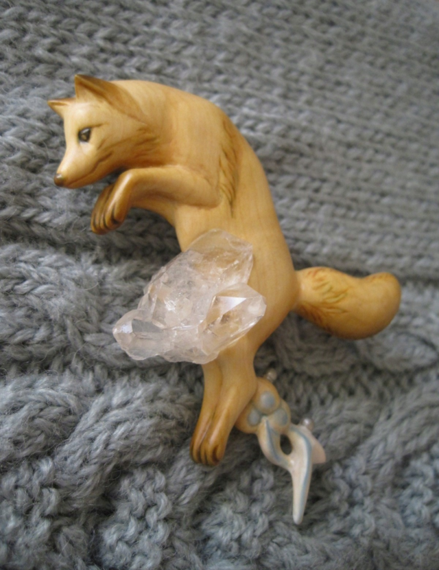 水晶と狐のブローチ