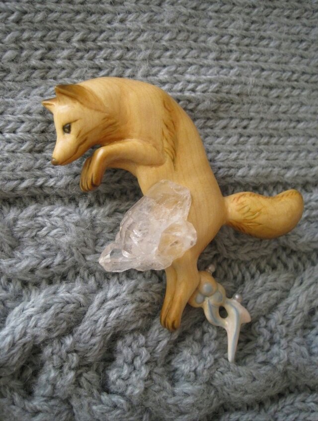 水晶と狐のブローチ | iichi 日々の暮らしを心地よくするハンドメイド