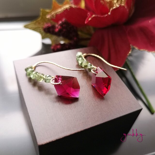 【一点物】宝石質グリーンアパタイトAAA✽ルビー(スワロフスキー)✽グリッターデザイン14kgfピアス