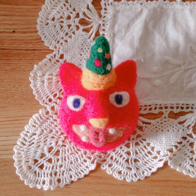 ワル猫ブローチ【三角帽子のパーティー野郎】の画像1枚目