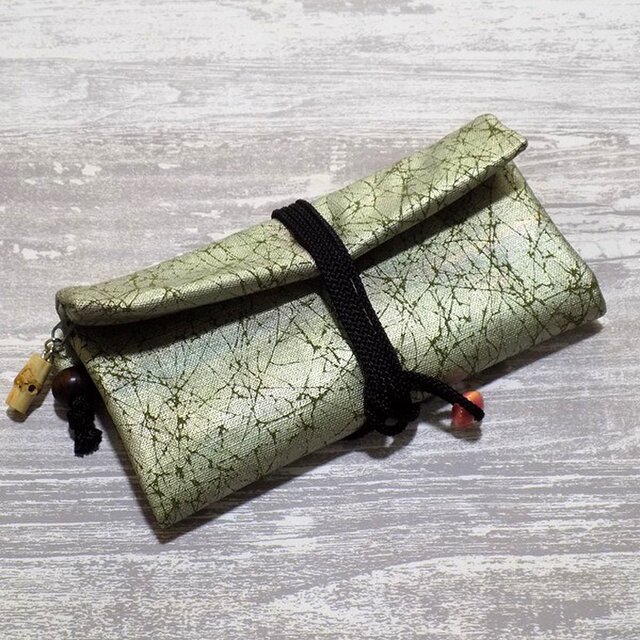 道中財布　ロールバッグ　コットン紬風グリーン色地製　「薄色焼箔」　真綿箔