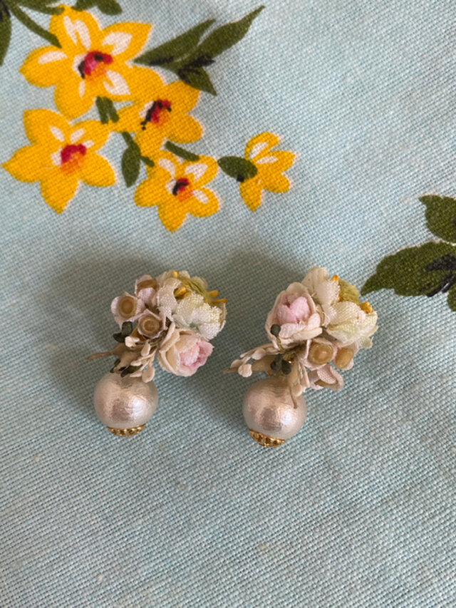 布花とパールのイヤリングの画像1枚目