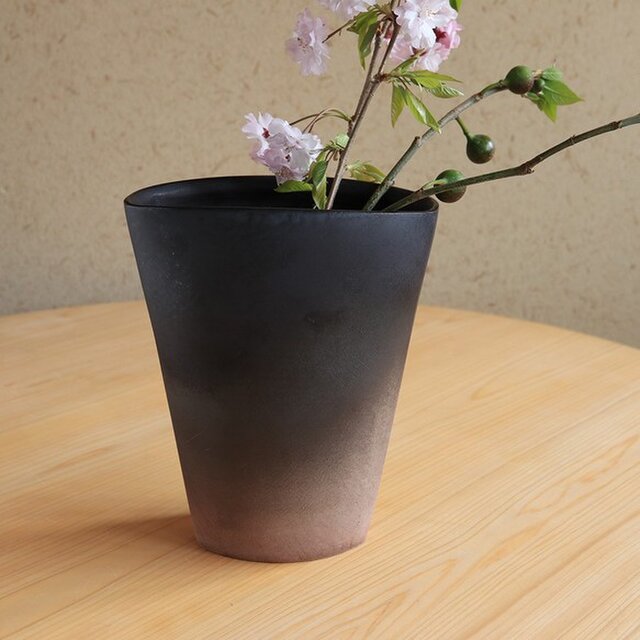 一点もの】グラデーションが美しい備前焼の花瓶（黒） | iichi 日々の