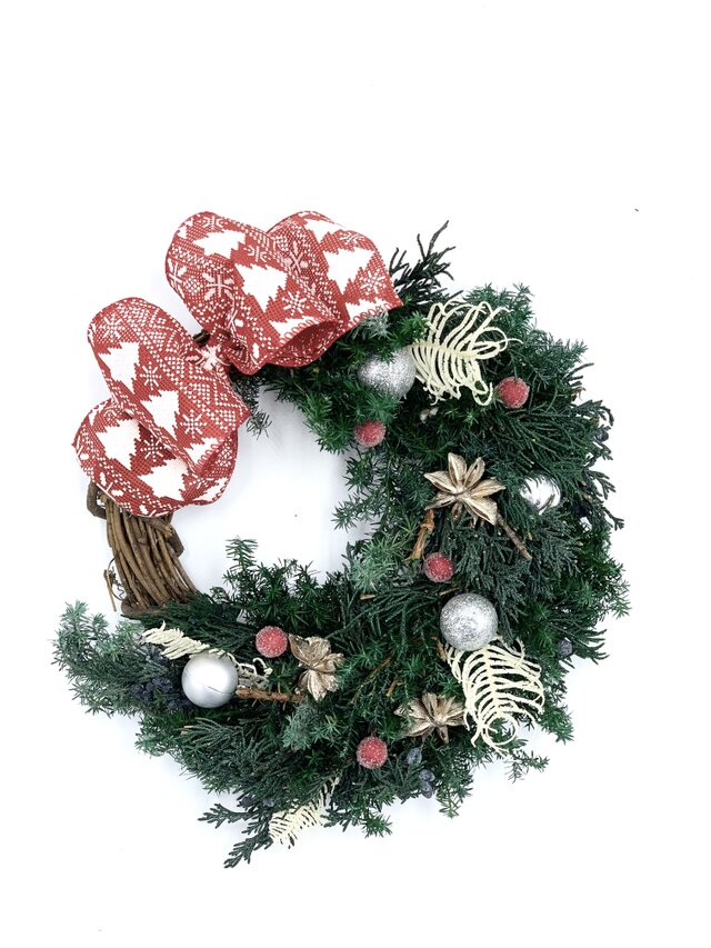 クリスマスツリーの赤いリボンが可愛いクリスマスリース クリスマス