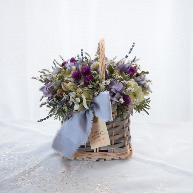 ラベンダーほのかに香る… アンティークグレーの四角いバスケットアレンジ