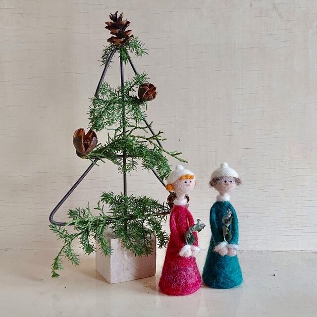 クリスマスツリーと聖歌隊の画像1枚目