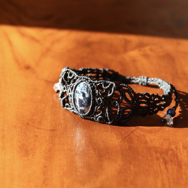 【マクラメ】銀碧の光、踊る　〜ブルーピータサイトの腕輪【ブレスレット・バングル】