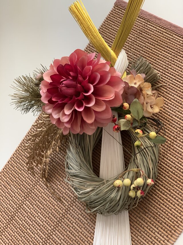 しめ縄 ダリアホワイトゴールドの水引 しめ縄 お正月 玄関飾り お祝い