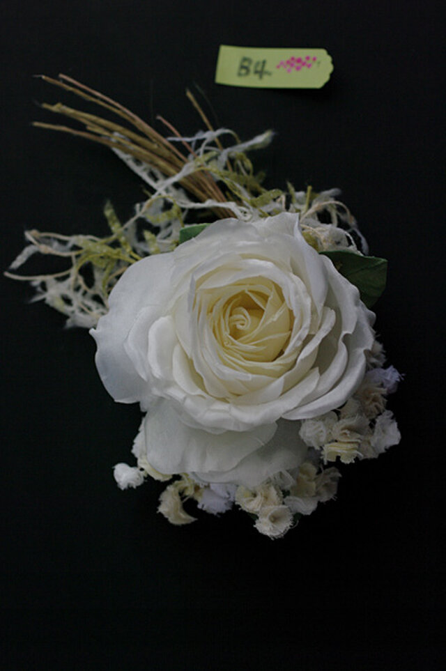 B4 羽二重の白薔薇と白い小花のコサージュ Iichi ハンドメイド クラフト作品 手仕事品の通販