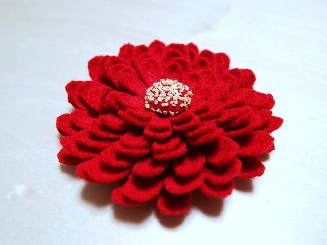髪飾り 赤い菊の画像1枚目
