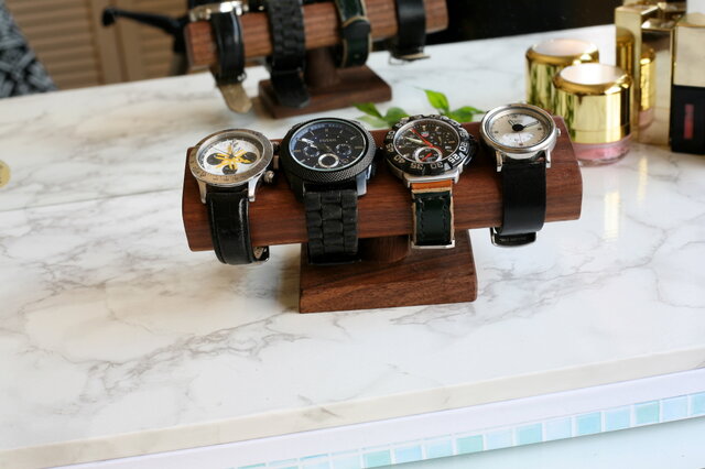 ウォールナット の 時計スタンド ウォッチスタンド 4つ掛けタイプ | iichi ハンドメイド・クラフト作品・手仕事品の通販