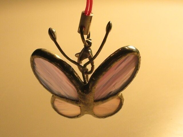 羽ばたく蝶のｷｰﾎﾙﾀﾞｰ ﾗﾍﾞﾝﾀﾞｰ ｼｪﾙﾋﾟﾝｸ Iichi ハンドメイド クラフト作品 手仕事品の通販