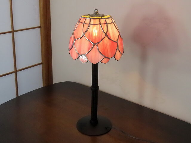ピンクローズのテーブルランプ（ステンドグラスランプ）ガラス照明