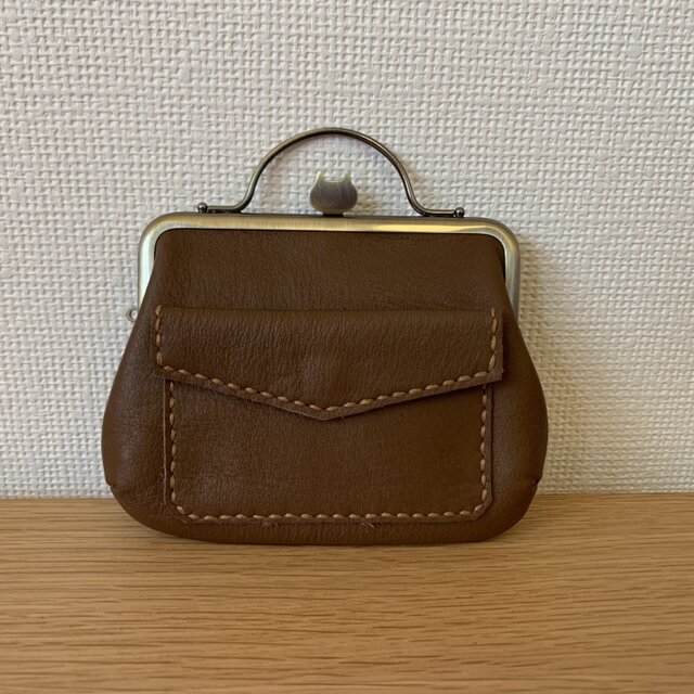 【送料無料】ぺこっと押したらぱかっと開くネコちゃん口金!外ポッケが付いた、お部屋が3つの親子がまぐち本革ミニ財布の画像1枚目