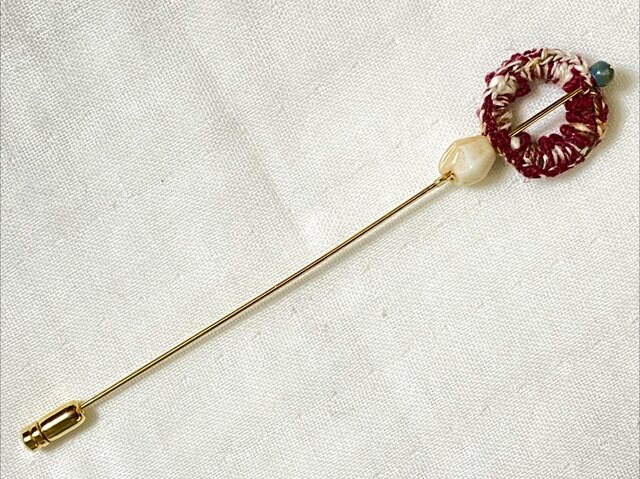 リング ピンブローチ（赤白） | iichi 日々の暮らしを心地よくする