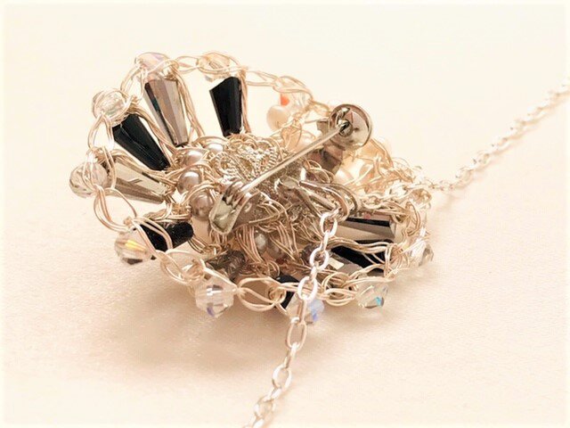 送料無料＞ブローチ兼ペンダントトップ！ スワロフスキーの輝き