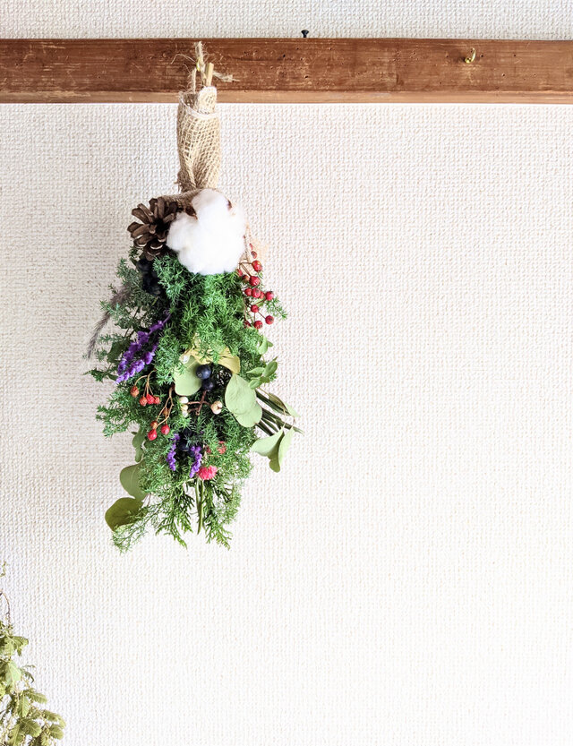 コニファーとコットン、野バラの実、ユーカリのドライフラワー・スワッグ☆冬らしいインテリアとしても！