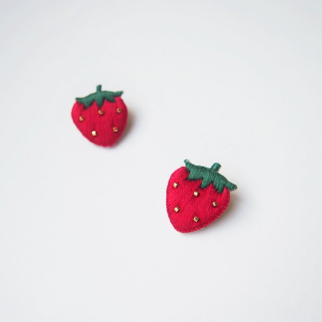 受注制作］小さなイチゴの刺繍ブローチ（red） | iichi ハンドメイド