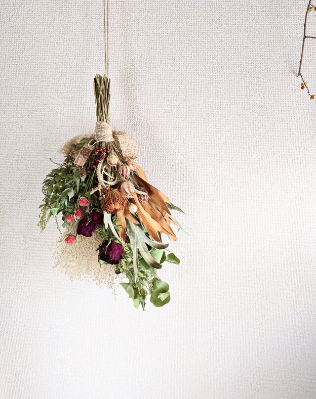 ユーカリとススキ、アンドラや赤バラを合わせた、ふんわりとした素朴なドライフラワー・スワッグ