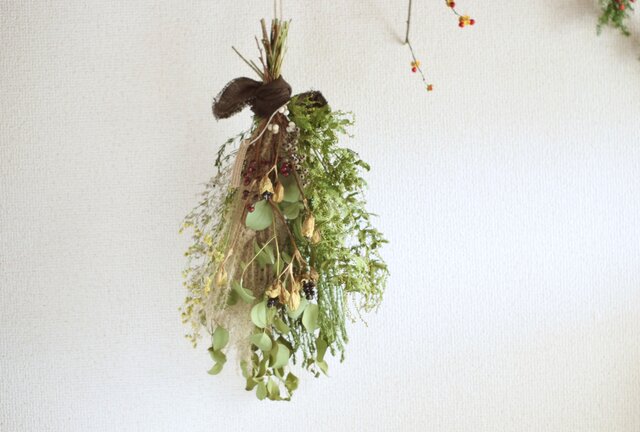 ユーカリとススキ、ヒオウギの実を合わせた、ふんわりとした素朴な