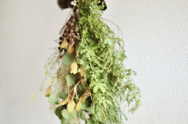 ユーカリとススキ、ヒオウギの実を合わせた、ふんわりとした素朴な