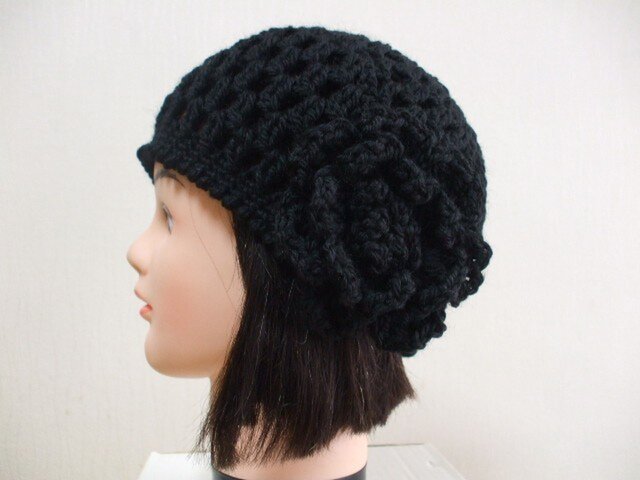 お花モチーフ付きニットキャップ 成人女性用 黒の画像1枚目