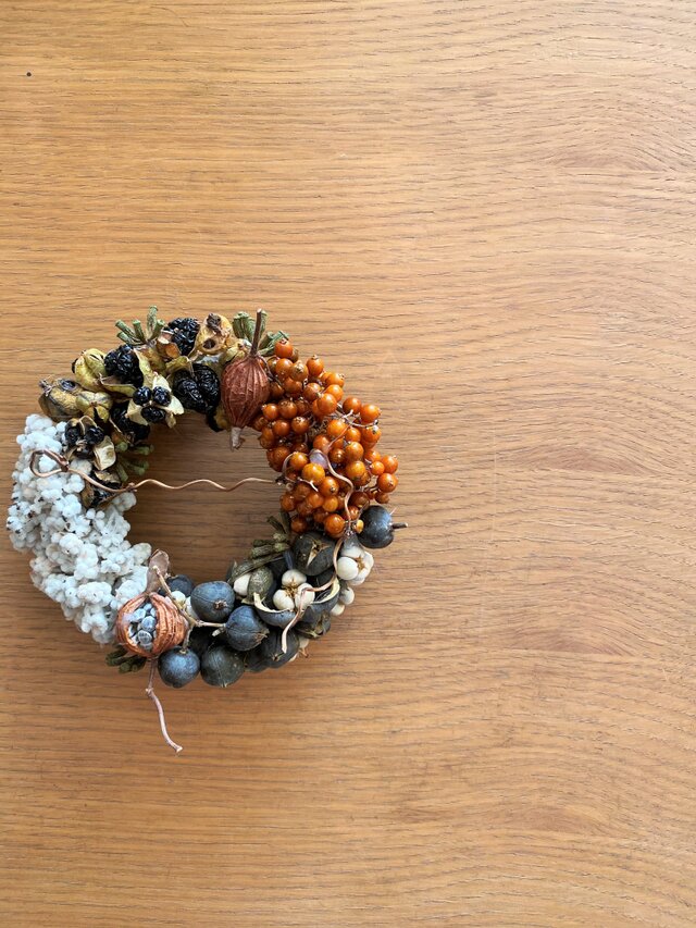 手のひらサイズの森の恵みリース１　新年のお部屋に