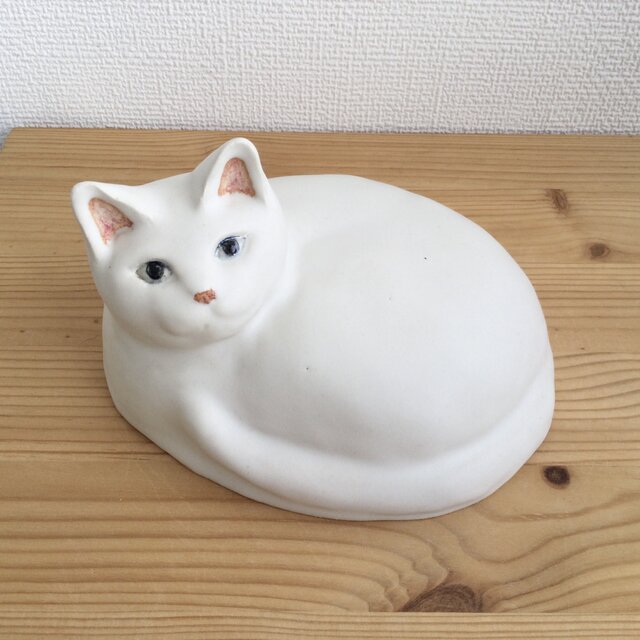陶器の白猫の画像1枚目