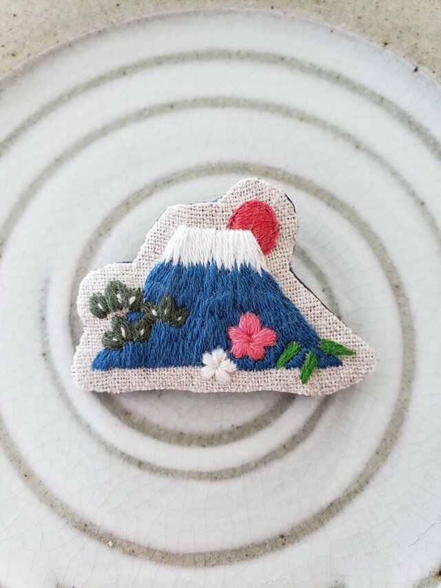 富士山刺繍ブローチ その③【受注製作】 | iichi 日々の暮らしを 