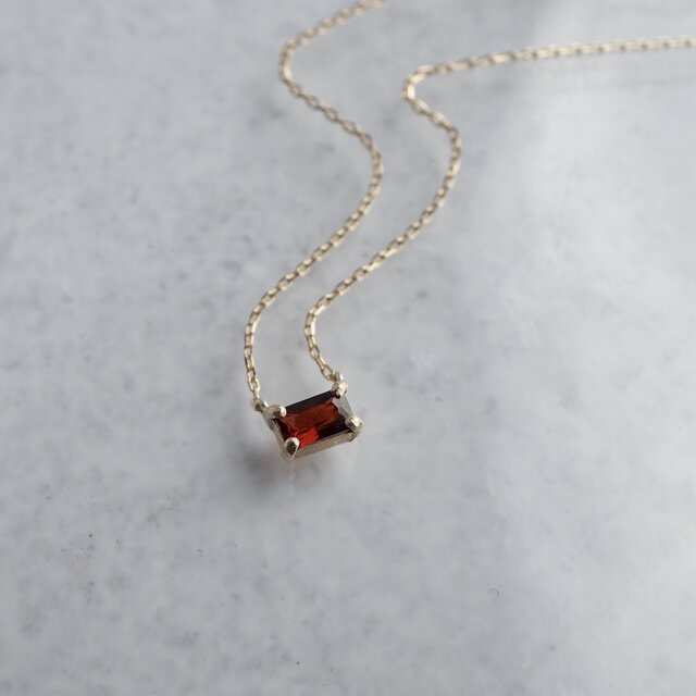 [January] Garnet baguette necklace [P086K10YG(GA)]の画像1枚目