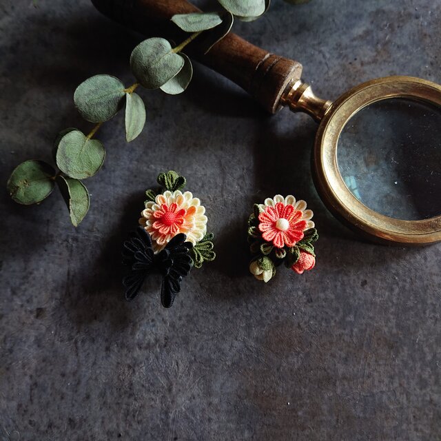 つまみ細工 ピアス アスターのブーケ(コーラル)と右にクロアゲハ